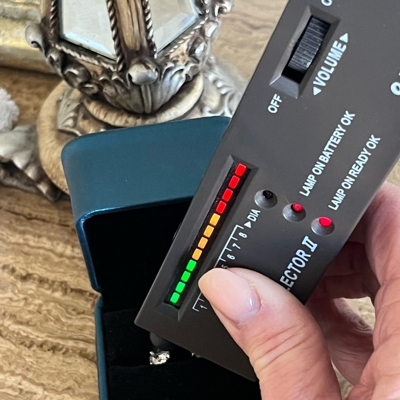 Moissanite stud earrings - Picture 6 of 6